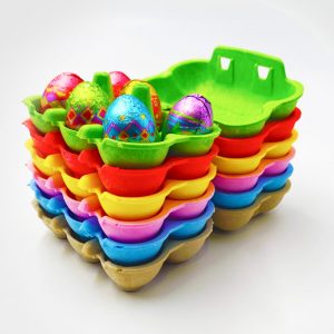 Eierkartons in verschiedenen Farben ineinander gestapelt